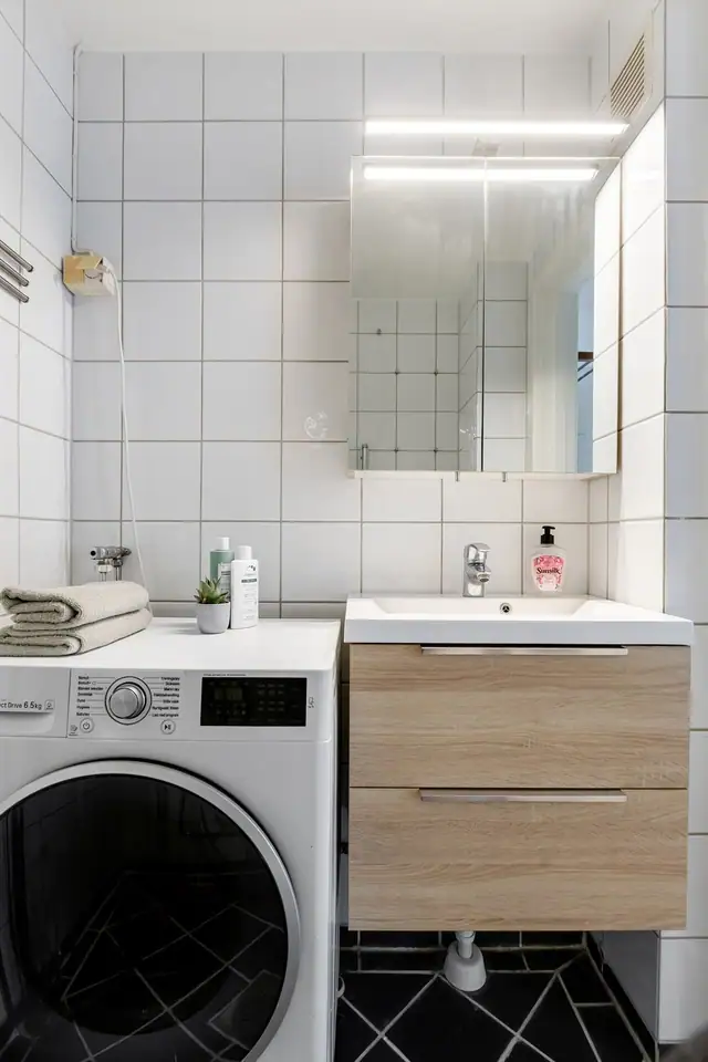 Det er opplegg for vaskemaskin på badet.