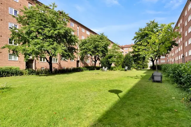 Rett utenfor inngangsdøren finner du den idylliske bakgården som fremstår som en liten park.