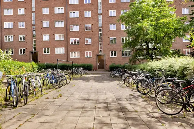 Felles sykkelparkering.