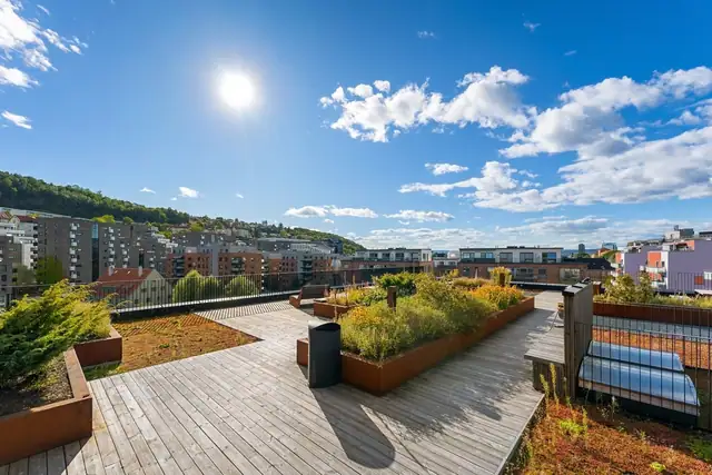 I tillegg til egen romslig balkong, har du tilgang på en stor takterrasse med prima solforhold og flott utsikt.