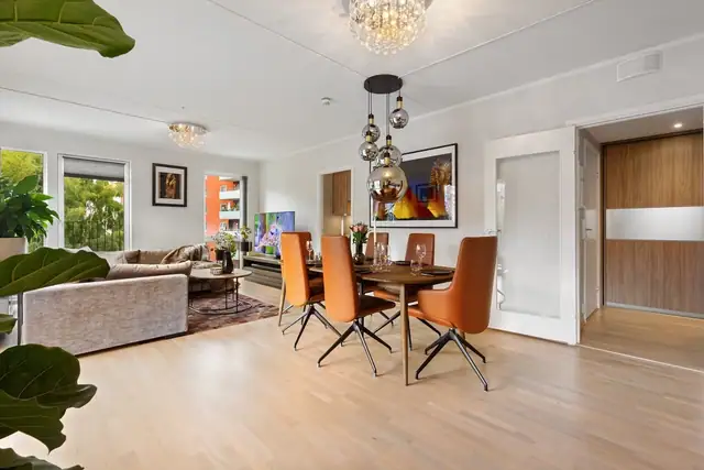 Flott og lys stue med god plass til sofa og annet møblement.