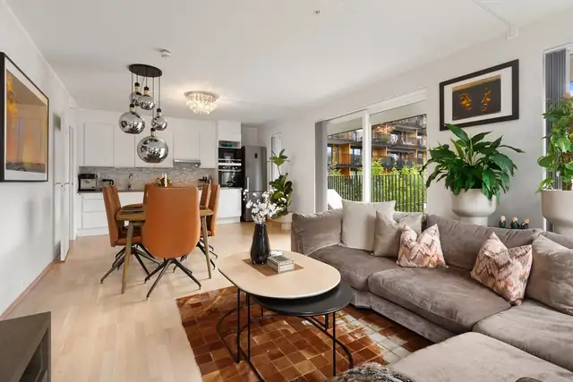 Stuen har også god plass til spisebord - perfekt for hyggelige måltider med venner og familie.