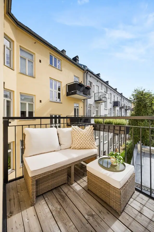 Balkongen er på 4 kvm og har god plass til utemøblement og hyggelig beplantning.
