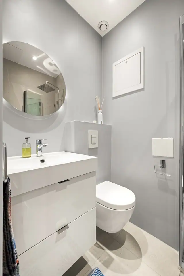 Badet har flislagt gulv med varmekabler, downlights i himling, samt fliser i dusjsone og på én vegg. Øvrige vegger er malt i en moderne og behagelig fargepalett.