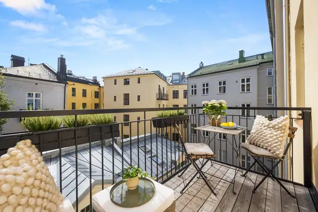 Herlig balkong vendt mot rolig bakgård med gode solforhold!