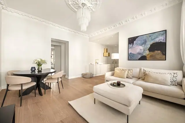 Lys og luftig stue med god plass til sofa med tilhørende møblement og spisebord.