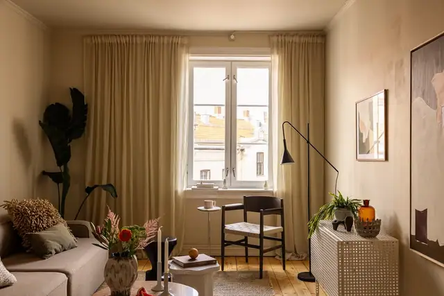 De store og flotte vindusflatene med dype vindusposter slipper inn rikelig med naturlig lys og gir rommet en lys og luftig følelse.