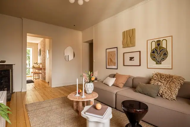 Her er det god plass til både sofa, spisebord og en hyggelig TV-krok - et flott oppholdsrom som inviterer til både avslapning og hyggelige sammenkomster.