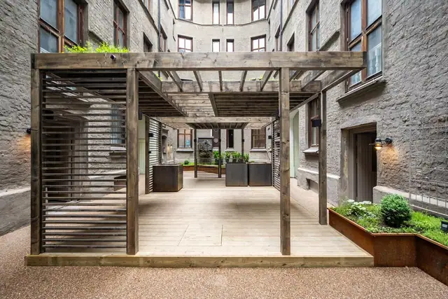 Bakgården er nylig oppgradert med hyggelig sittegrupper og beplantning.