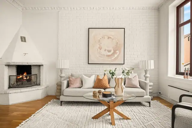 I stuen er det god plass til sofagruppe med tilhørende møbler som sofabord og tv-benk.