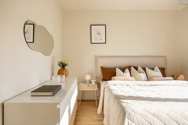 Hovedsoverommet er romslig og har rikelig plass til dobbeltseng og nattbord.