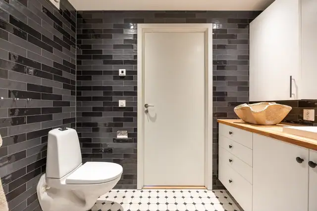 Det er flislagte vegger og gulv, behagelig gulvvarme og downlights i himlingen.