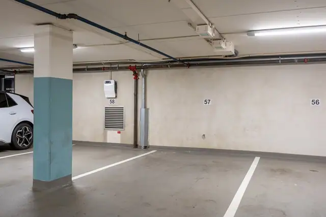 Med leiligheten følger det en bruksrett til garasjeplass nr. 57 i felles lukket garasjeanlegg.