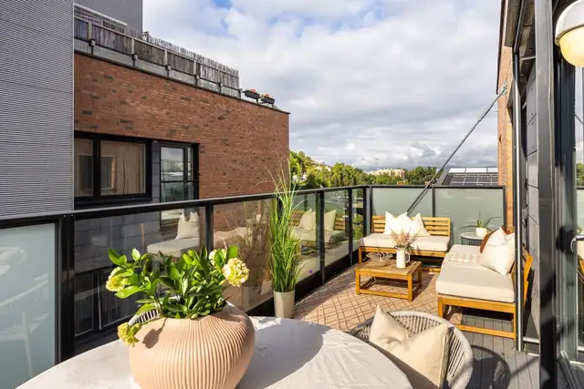 Her er det rikelig med plass til utemøbler, grill og beplantning, noe som gir gode muligheter for å skape en hyggelig uteplass.