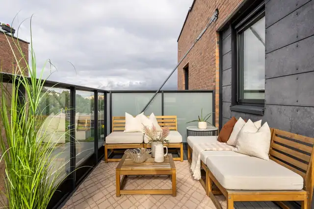 Balkongen fungerer som en naturlig forlengelse av stuen i sommerhalvåret med sol fra morgen til kveld.