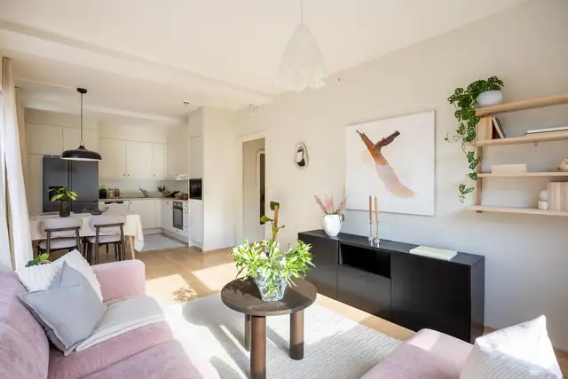 Her er det gode møbleringsmuligheter med plass til både sofagruppe med tilhørende møblement og spisebord.