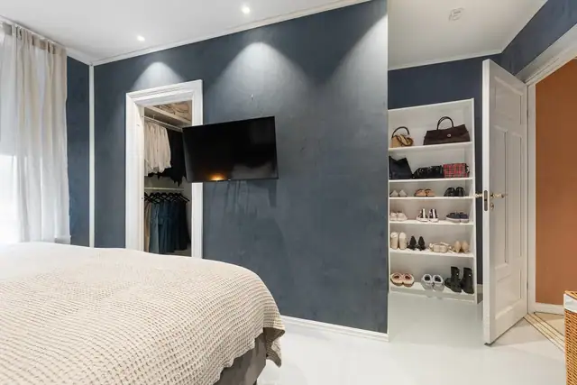 Rommet har i tillegg sitt eget walk-in closet.