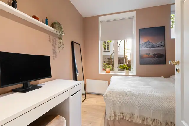 Soverom 2 er også av god størrelse og er i dag innredet som et gjesterom. Soverommet vender inn mot rolig bakgård.