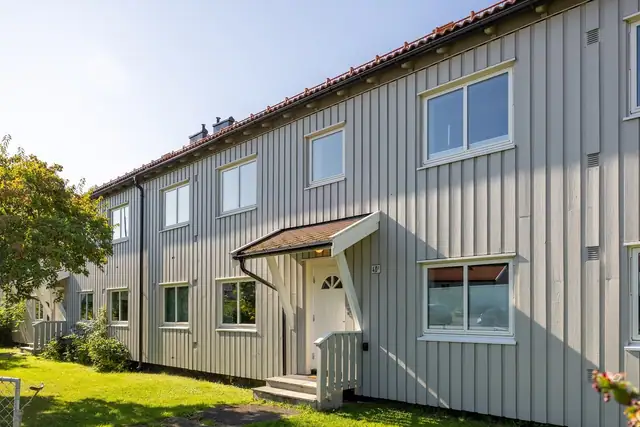 Leiligheten ligger i byggets 2. etasje som er toppetasjen.