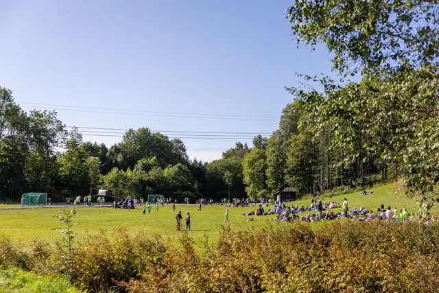 Kort vei til matbutikk, kjøpesenter, T-bane, buss og flotte turområder.