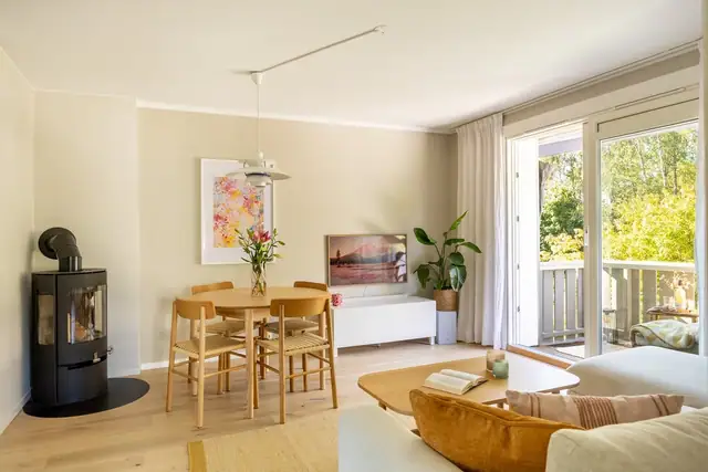 Innbydende og pent oppholdsrom med store vindusflater som gir rikelig med naturlig lysinnslipp.