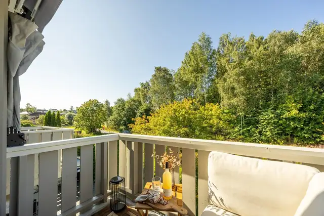 Balkongen fungerer som en naturlig forlengelse av stuen i sommerhalvåret med sol fra morgen til kveld.