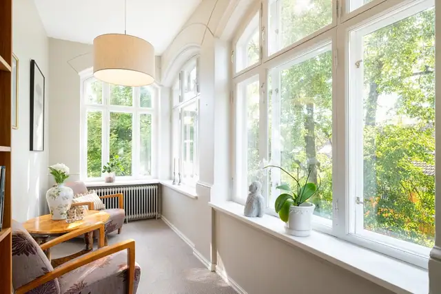 Store vindusflater og utsikt mot den pene og opparbeidede felleshagen. Et herlig sted å nyte lange dager i flotte omgivelser.