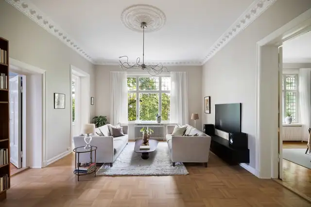 En imponerende stue med god plass til både sofa og øvrig møblement.
