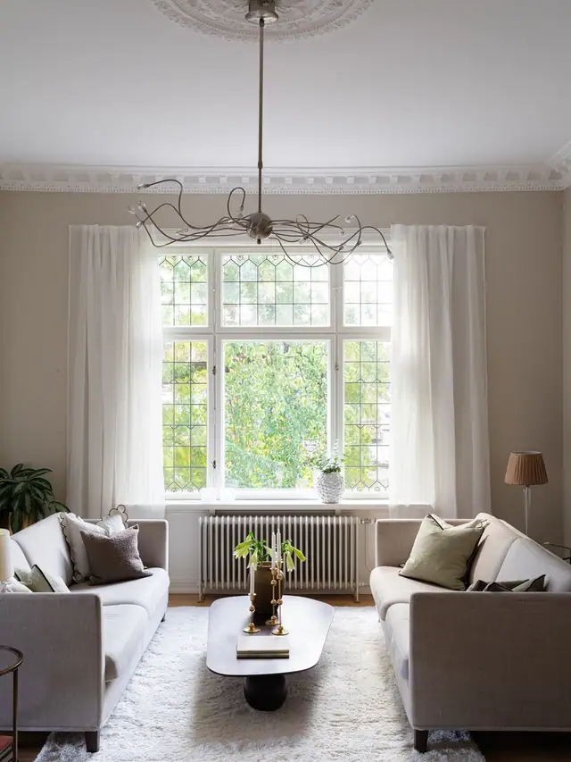 De store og elegante vindusflatene sørger for et fantastisk lysinnslipp og skaper en helt egen atmosfære i rommet, samtidig som de åpner opp mot de vakre og frodige utearealene.