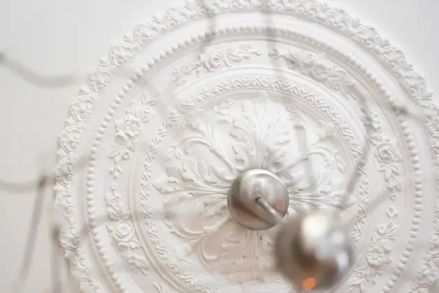 Rommet byr på flotte, klassiske detaljer som gir stuen et elegant og tidløst preg.