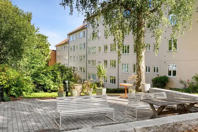 I bakgården til borrettslaget finner man en hyggelig sittesone hvor man kan nyte sommeren.