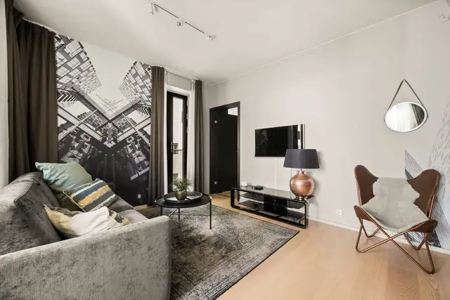 Stuen har god plass til stor sofagruppe med tilhørende møblement.