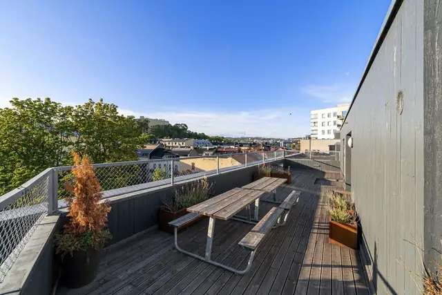 Felles takterrasse med gode sol- og utsiktsforhold.
