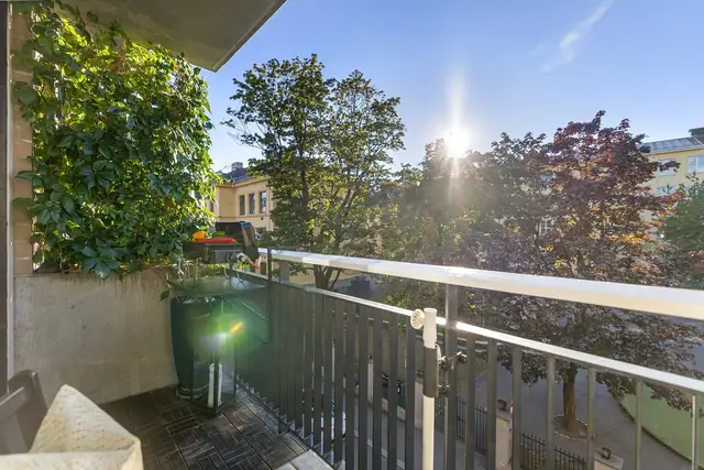 Vestvendt, overbygget balkong med gode ettermiddags- og kveldssolforhold og åpent utsyn. Balkongen har plass til sittegruppe, grill og beplantning.