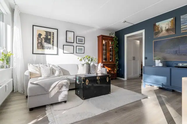 Det er god plass til sofa med tilhørende sofabord og TV-benk.