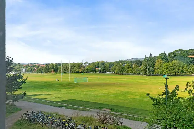 Hyggelig utsyn fra soverommet mot grønne Voldsløkka.