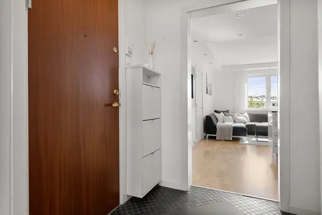 Innbydende entré med god plass til knagger og skohylle for oppbevaring av yttertøy.
