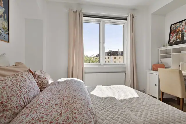 Hovedsoverommet er romslig og har god plass til dobbeltseng med tilhørende nattbord. God skapplass i garderobeskap.