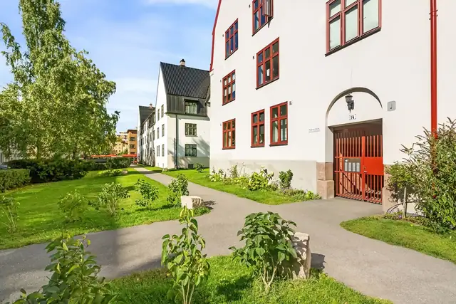 Området rundt porten til bygget er også pent opparbeidet og gir en flott velkomst hjem!