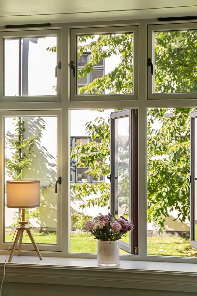 Leiligheten har en rolig og fin beliggenhet i 1. etasje, med utsyn mot grønne fellesarealer.