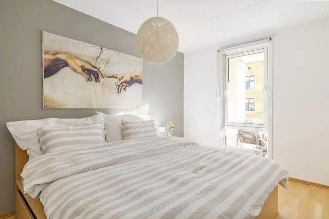 Leiligheten har to fine soverom med garderobeskap.
