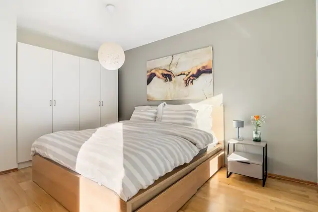 Hovedsoverommet er romslig og har god plass til dobbeltseng med nattbord på begge sider.
