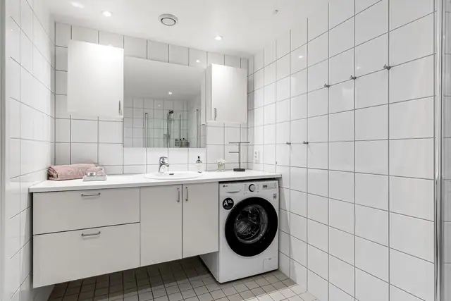Badet har opplegg for vaskemaskin.