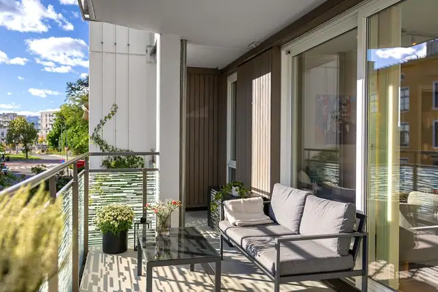 Her er det rikelig med plass til utemøbler, grill og beplantning, noe som gir gode muligheter for å skape en hyggelig uteplass.