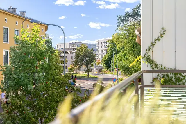 Det er montert varmelamper og markise (2021), og den overbygde løsningen gjør den til en naturlig forlengelse av stuen i sommerhalvåret.