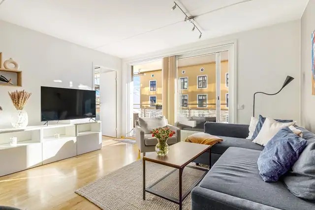 Leiligheten har en lys, romslig og hyggelig stue.