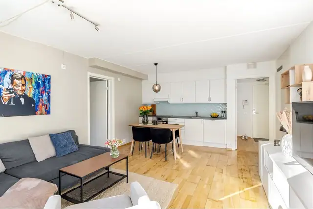Rommet har gode møbleringsmuligheter med plass til både sofagruppe med tilhørende møblement og spisebord.