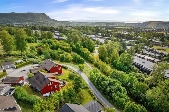 Her ligger alt til rette for en trygg og god oppvekst, med nærhet til barneskole, idrettsanlegg og flotte tur- og rekreasjonsmuligheter i marka.