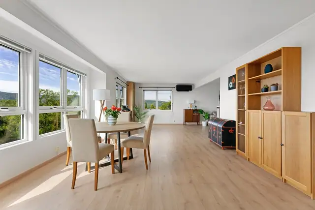 Det er god plass til et stort spisebord og egner seg perfekt for hyggelige måltider med venner og familie. De store vinduene gir samtidig et flott utsyn og bidrar til en lys og luftig atmosfære.
