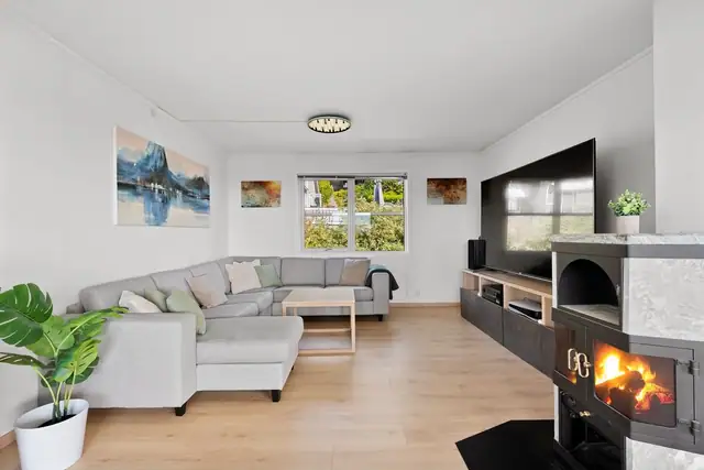 Stuen er naturlig delt inn i to soner, hvor den ene delen har god plass til en stor sofagruppe med tilhørende møblement og TV.